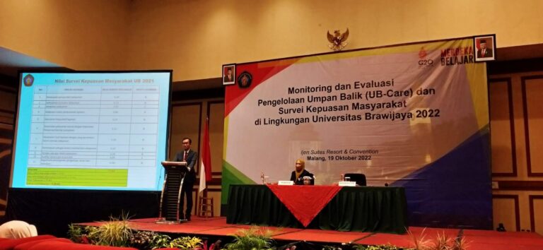 Rektor menyampaikan sambutan didampingi Kepala DIDK
