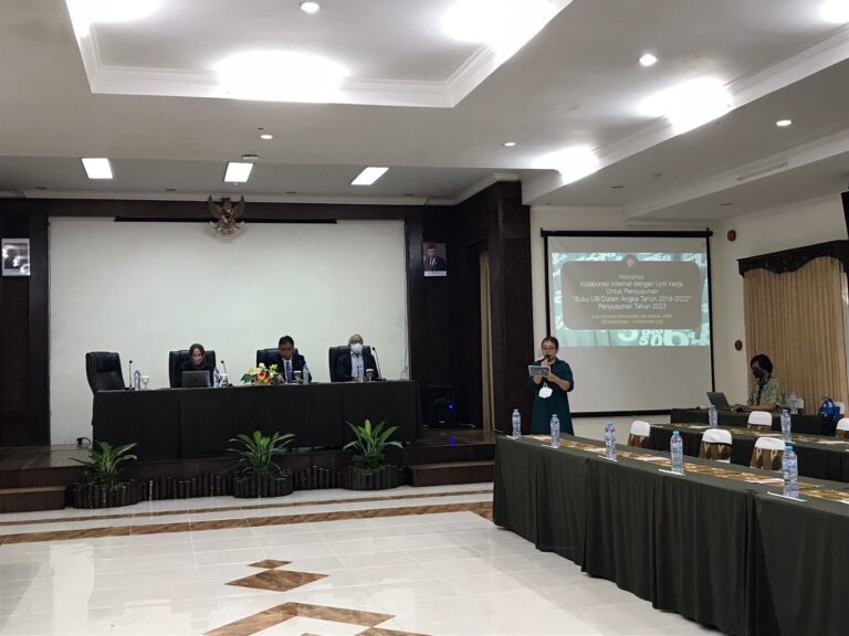 Suasana pembukaan workshop dengan tiga panelis di panggung dan seorang MC sedang membawakan acara