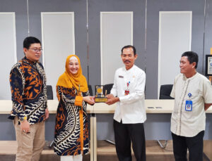 Serah terima suvenir PPID UB dan PPID Pemprov Banten